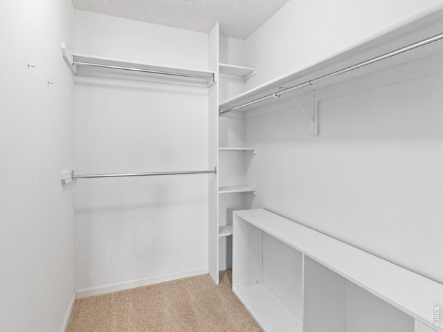 Property Photo 19 Walk-in closet