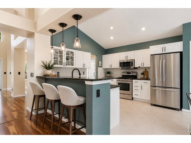 Property Photo 10 Kitchen Island & Bar