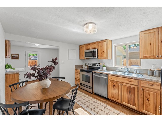 Property Photo 12 Eat-in kitchen
