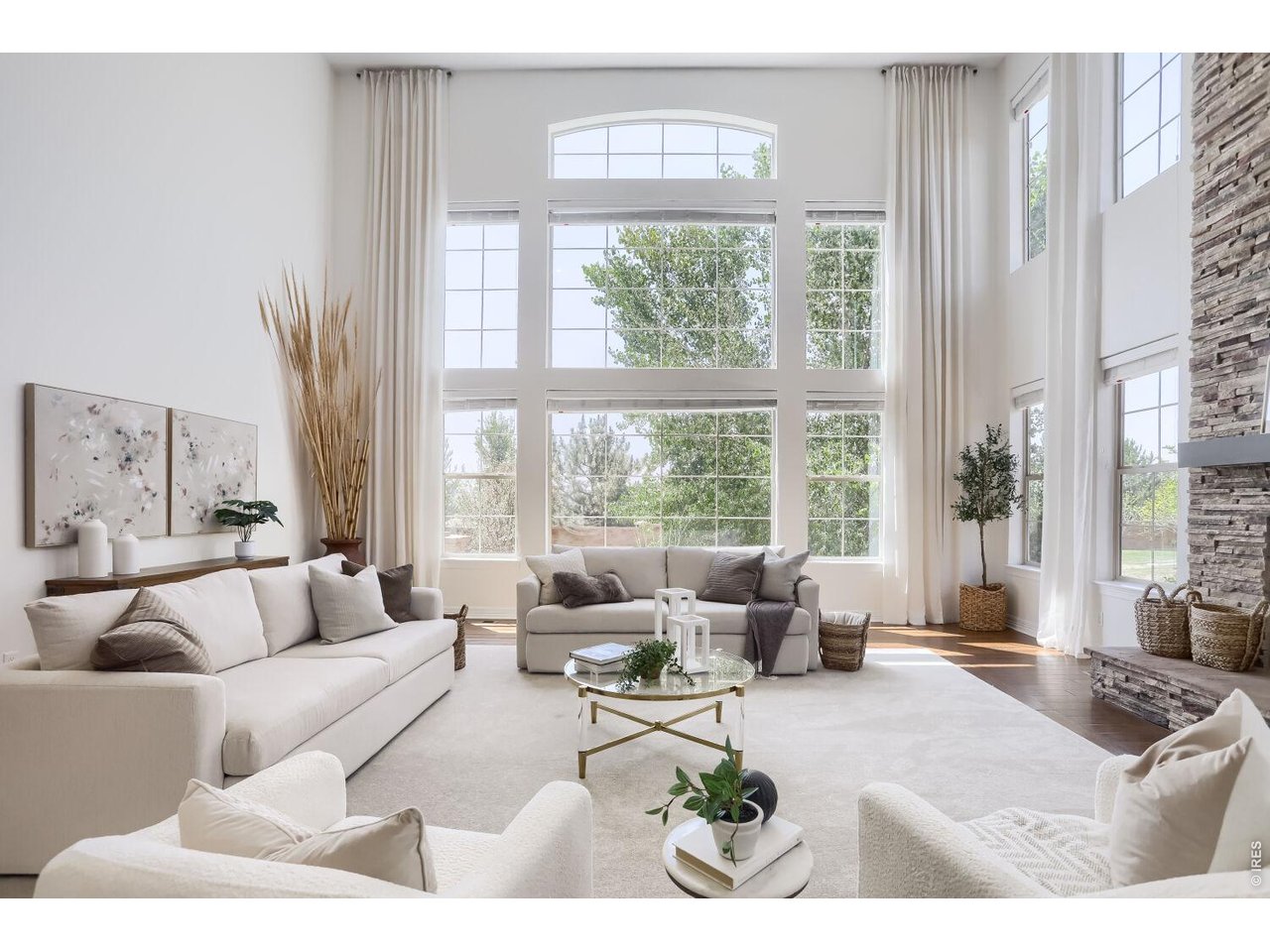 Property Photo 8 Soaring ceilings in Living room