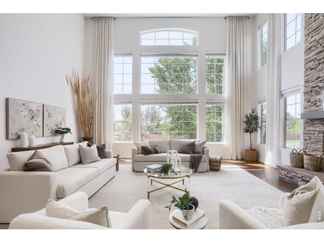 Property Photo 8 Soaring ceilings in Living room