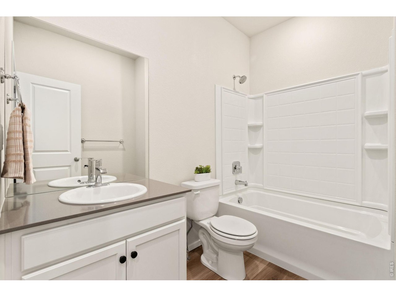 Property Photo 14 Guest bathroom