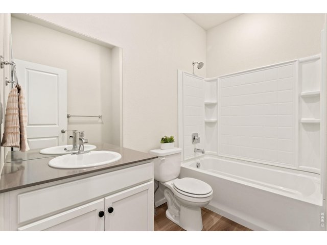 Property Photo 14 Guest bathroom