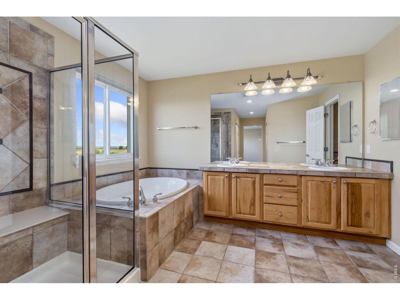 Property Photo 22 Soaking Tub, Separate Shower, Dual Sinks and 2 walk-in closets!!!