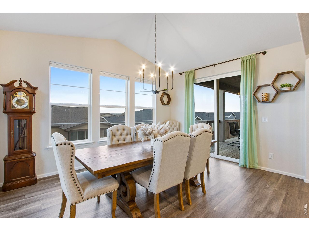 Property Photo 10 Bright and spacious dining room