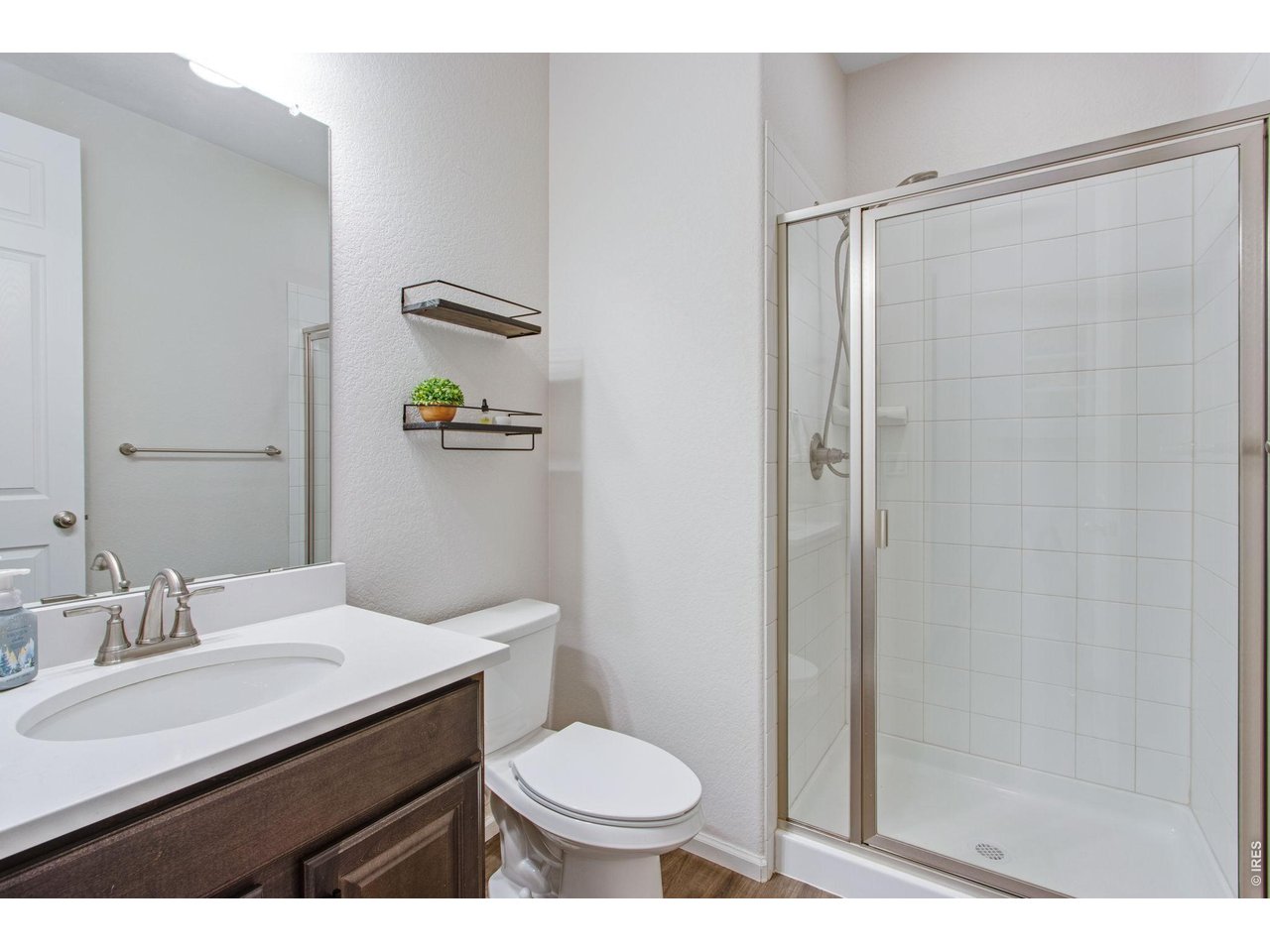 Property Photo 16 Main level 3/4 bathroom