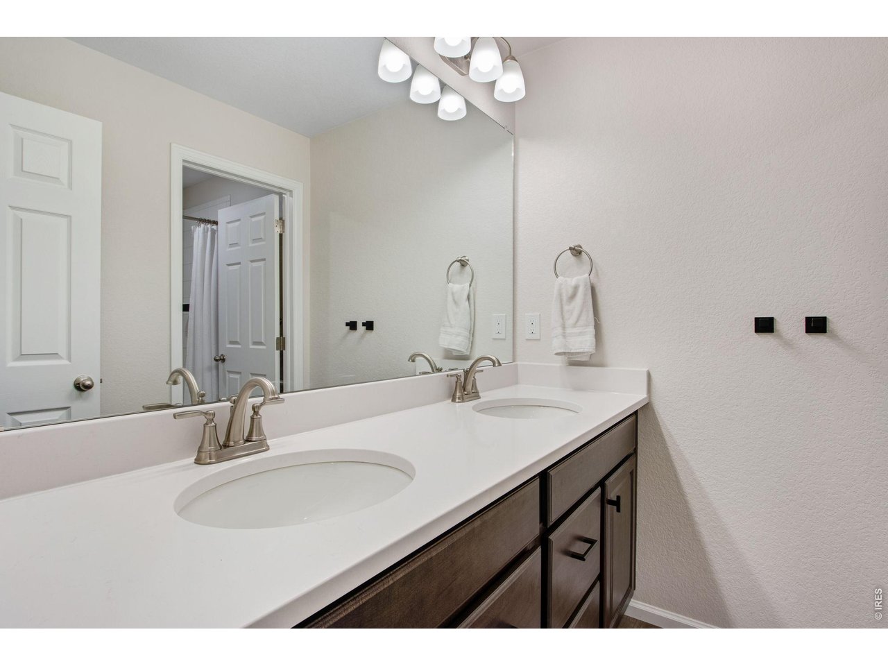 Property Photo 28 Full upstairs bathroom with double sinks