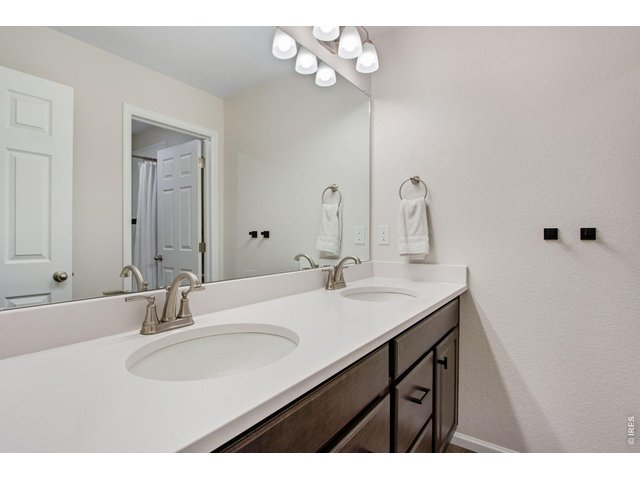Property Photo 28 Full upstairs bathroom with double sinks