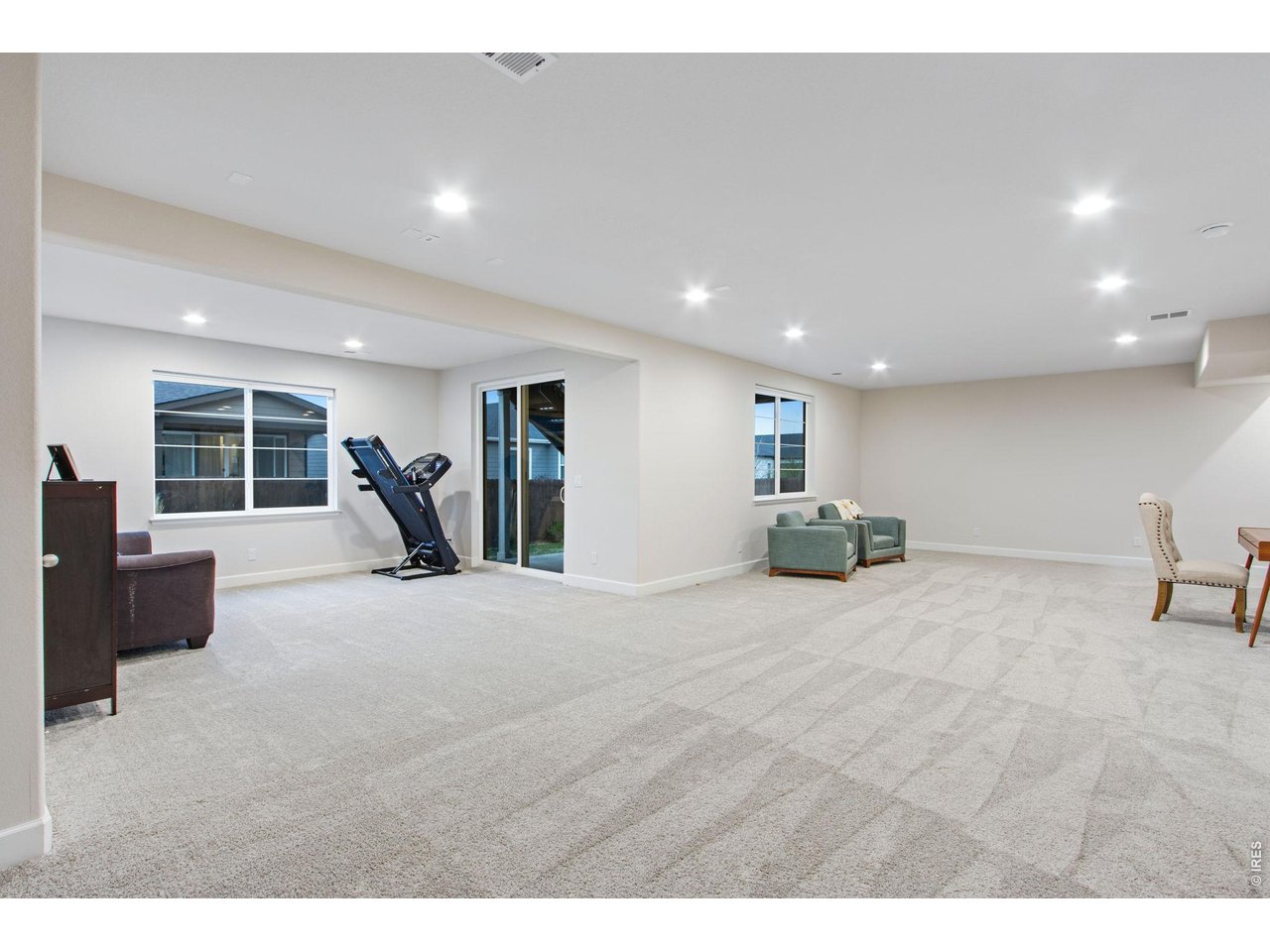Property Photo 34 Bright and spacious!