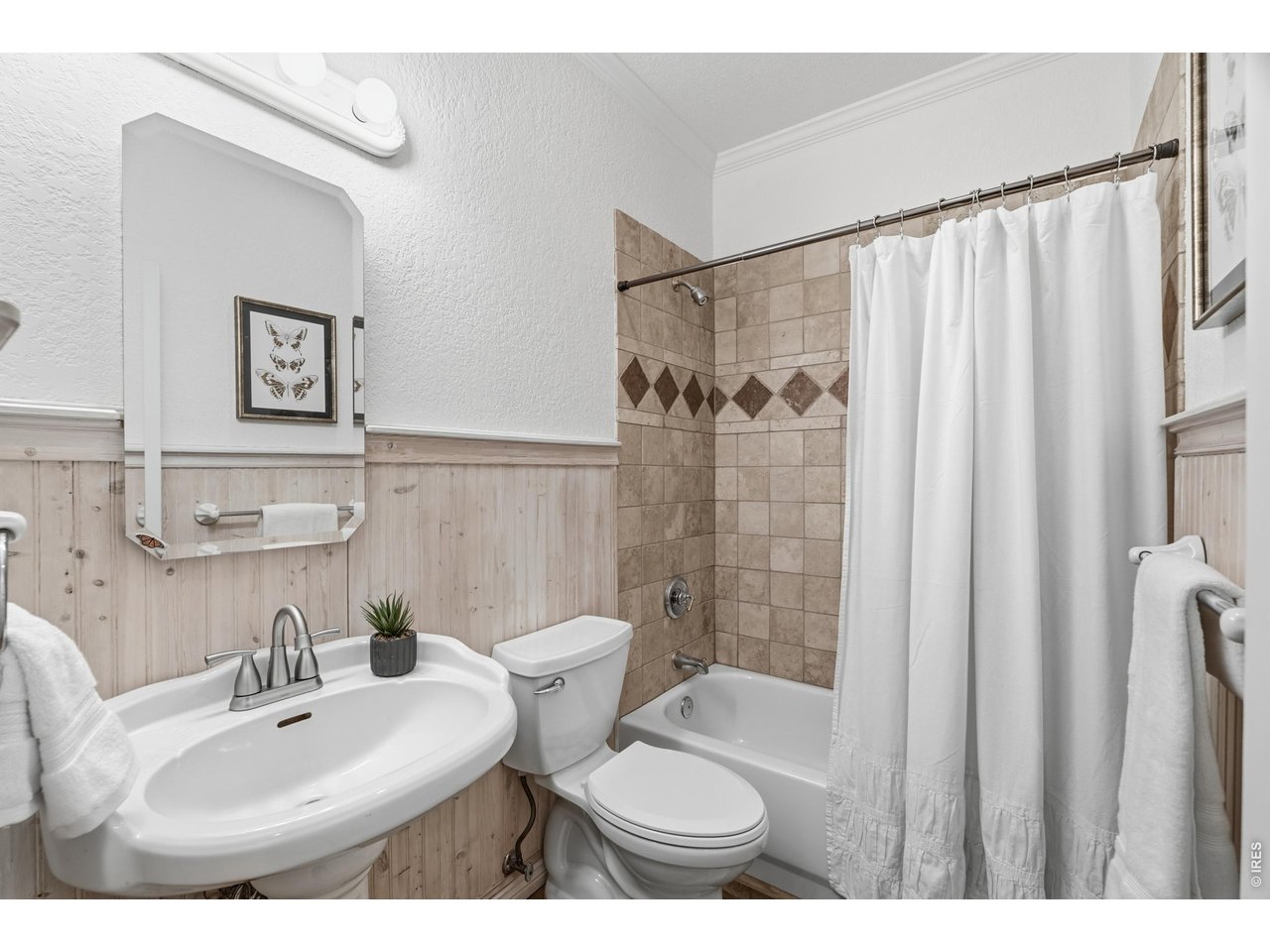 Property Photo 16 Convenient main level bathroom.