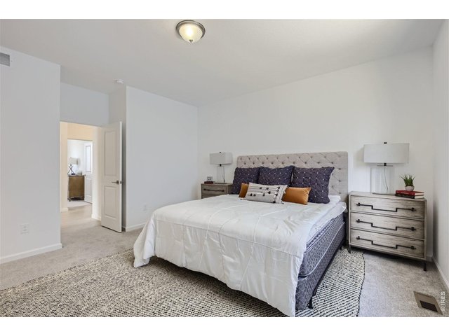 Property Photo 17 Primary bedroom