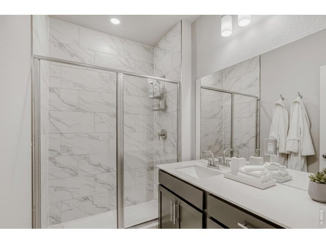 Property Photo 18 Primary bathroom