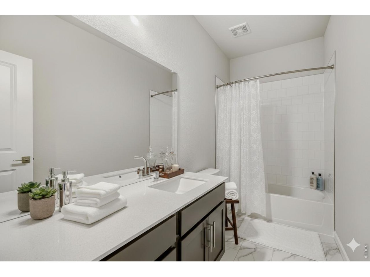 Property Photo 23 Shared full bathroom