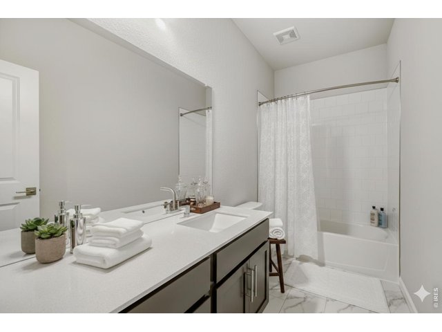 Property Photo 23 Shared full bathroom