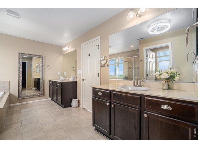 Property Photo 19 Primary 5 piece bath