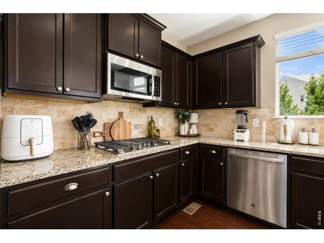 Property Photo 5 Gas cooktop, granite and custom tile