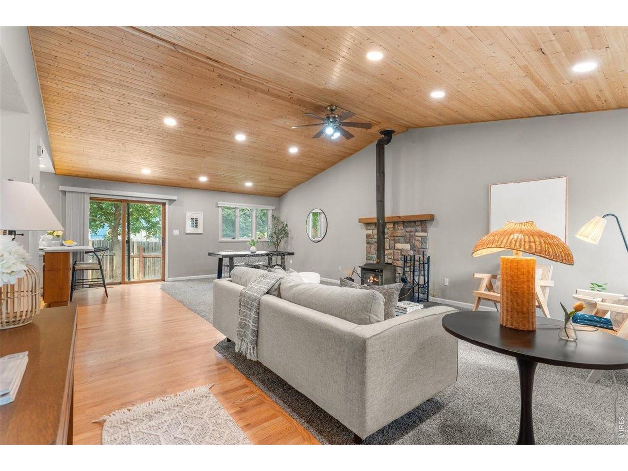 Property Photo 4 High ceilings for open and natural feel.