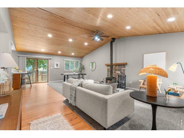 Property Photo 4 High ceilings for open and natural feel.