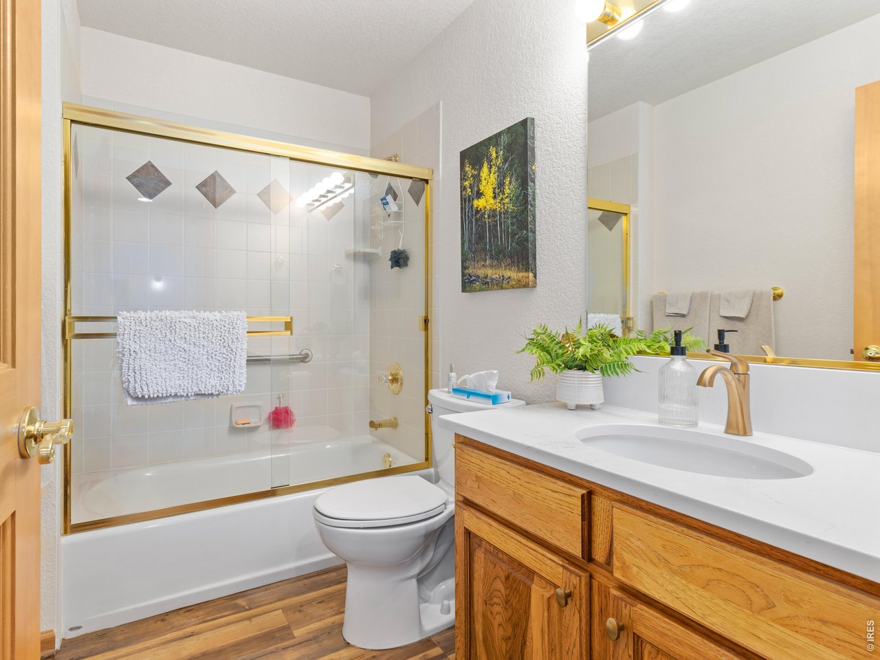 Property Photo 32 Main bathroom