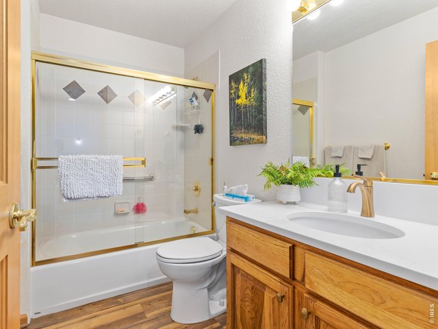 Property Photo 32 Main bathroom