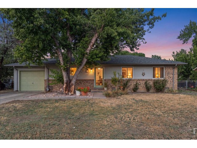 Property Photo 1 Inviting home with great shade tree!