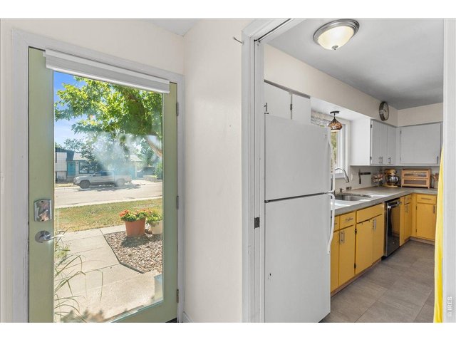 Property Photo 10 Large glass window on front door with privacy shade