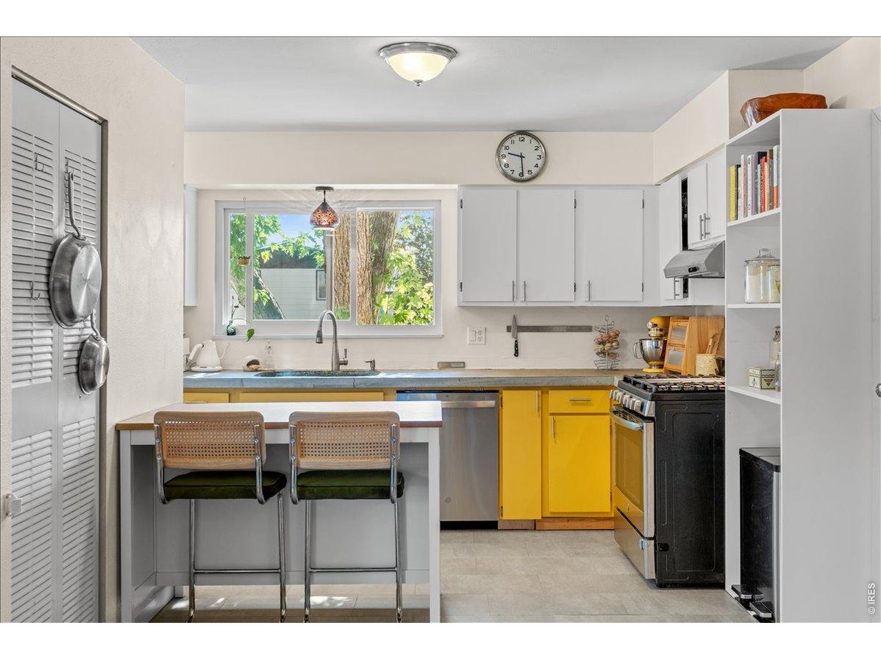 Property Photo 14 Eat in kitchen counter
