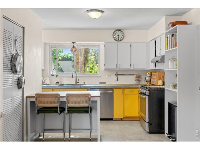 Property Photo 14 Eat in kitchen counter