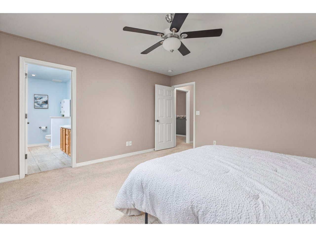 Property Photo 13 Huge primary bedroom with ensuite bathroom