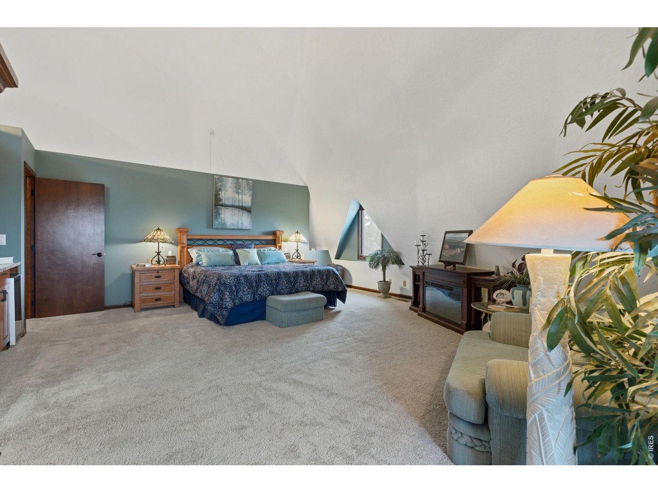 Property Photo 14 Over 800 sq ft primary bedroom