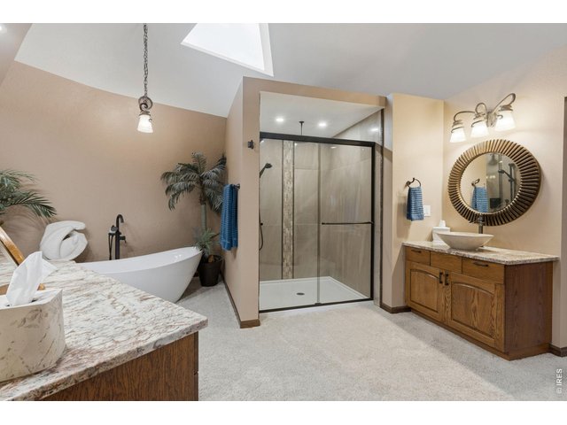 Property Photo 16 Fully renovated primary bathroom