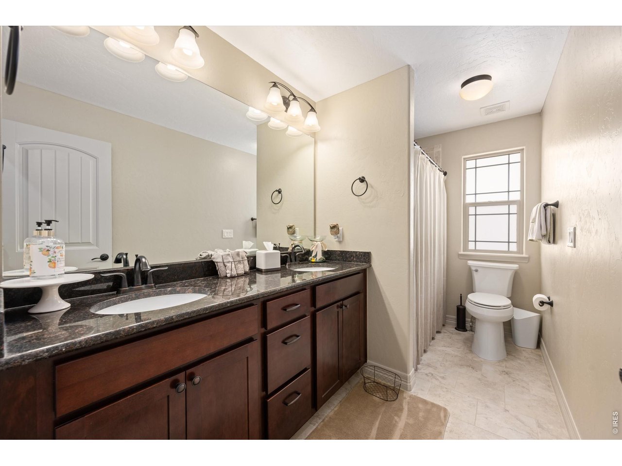Property Photo 22 Secondary Main Floor Full Bath with Dual Sinks, Granite Counters, Tiled Shower/Bath & Tiled Flooring!