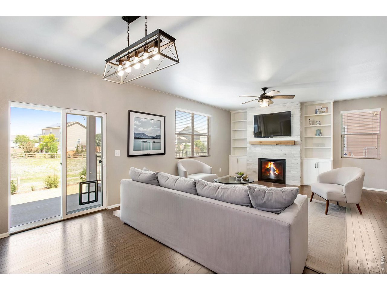 Property Photo 5 Bright and spacious living room