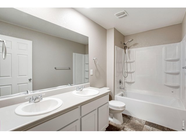 Property Photo 37 Full bathroom on upper level
