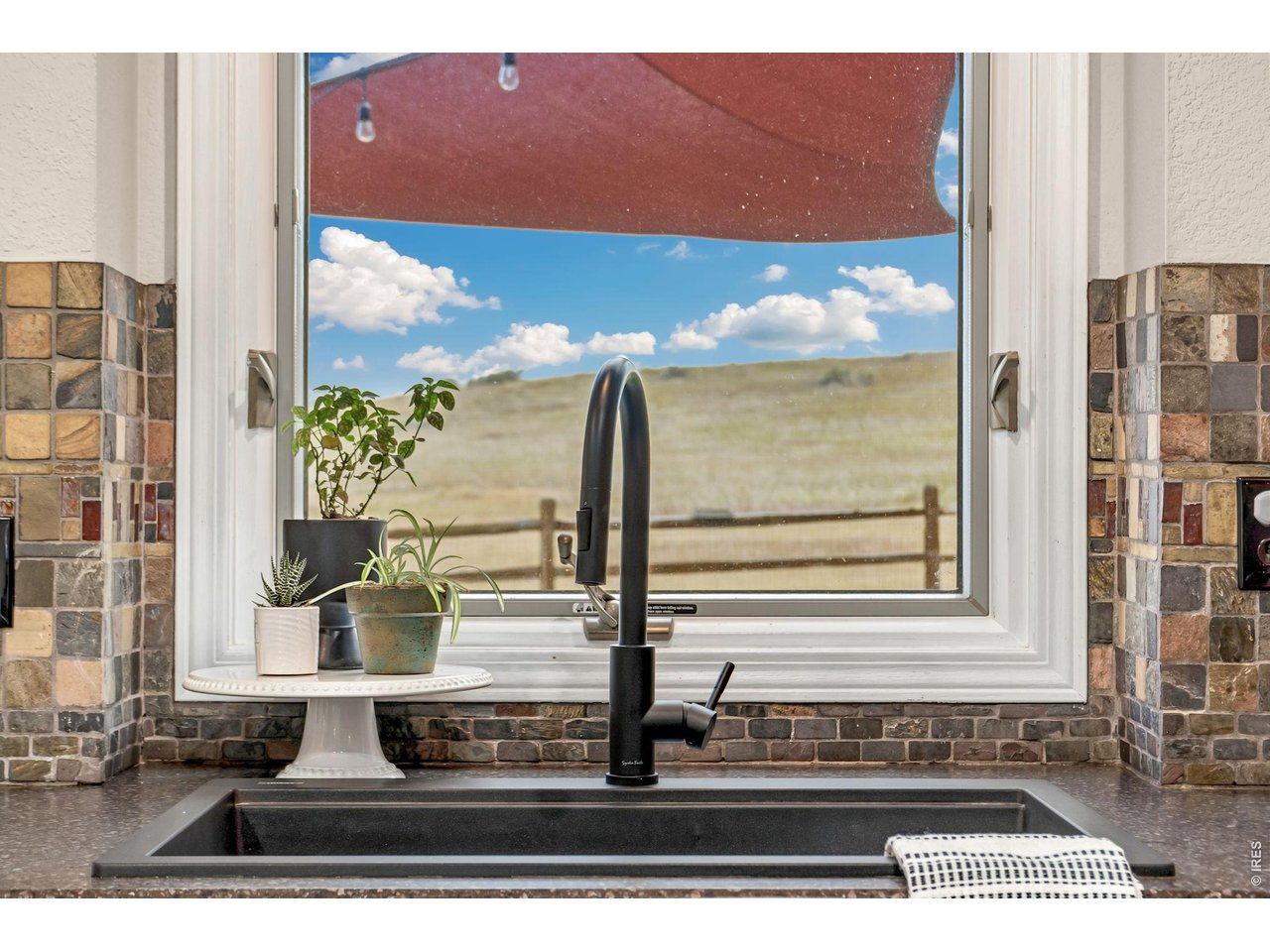 Property Photo 20 Wash your dishes with an amazing view.