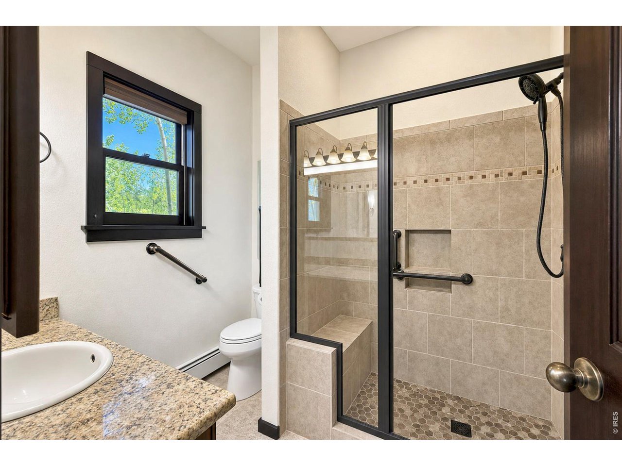 Property Photo 27 primary en suite