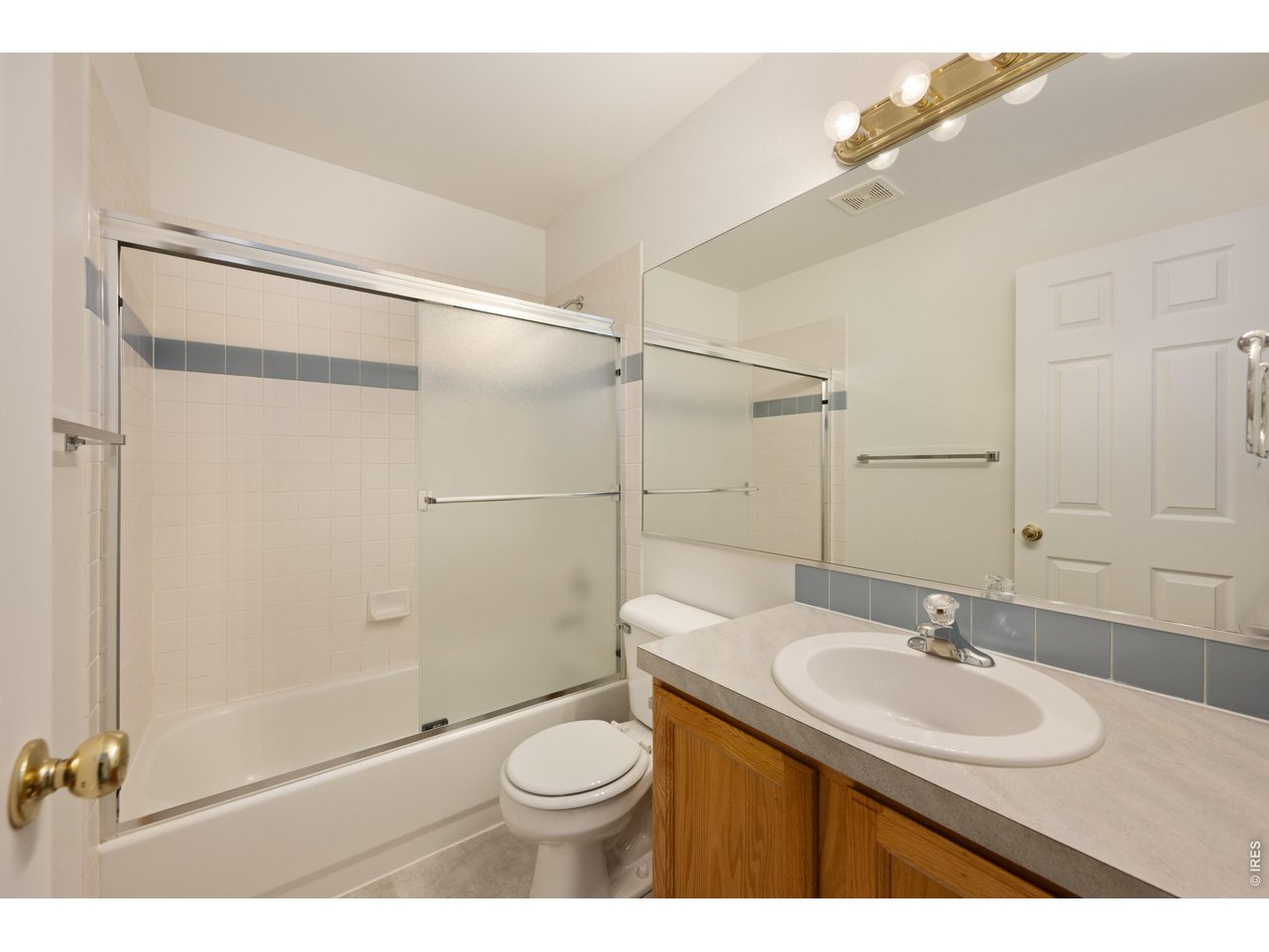 Property Photo 20 Guest Bath with New Luxury Vinyl Flooring!