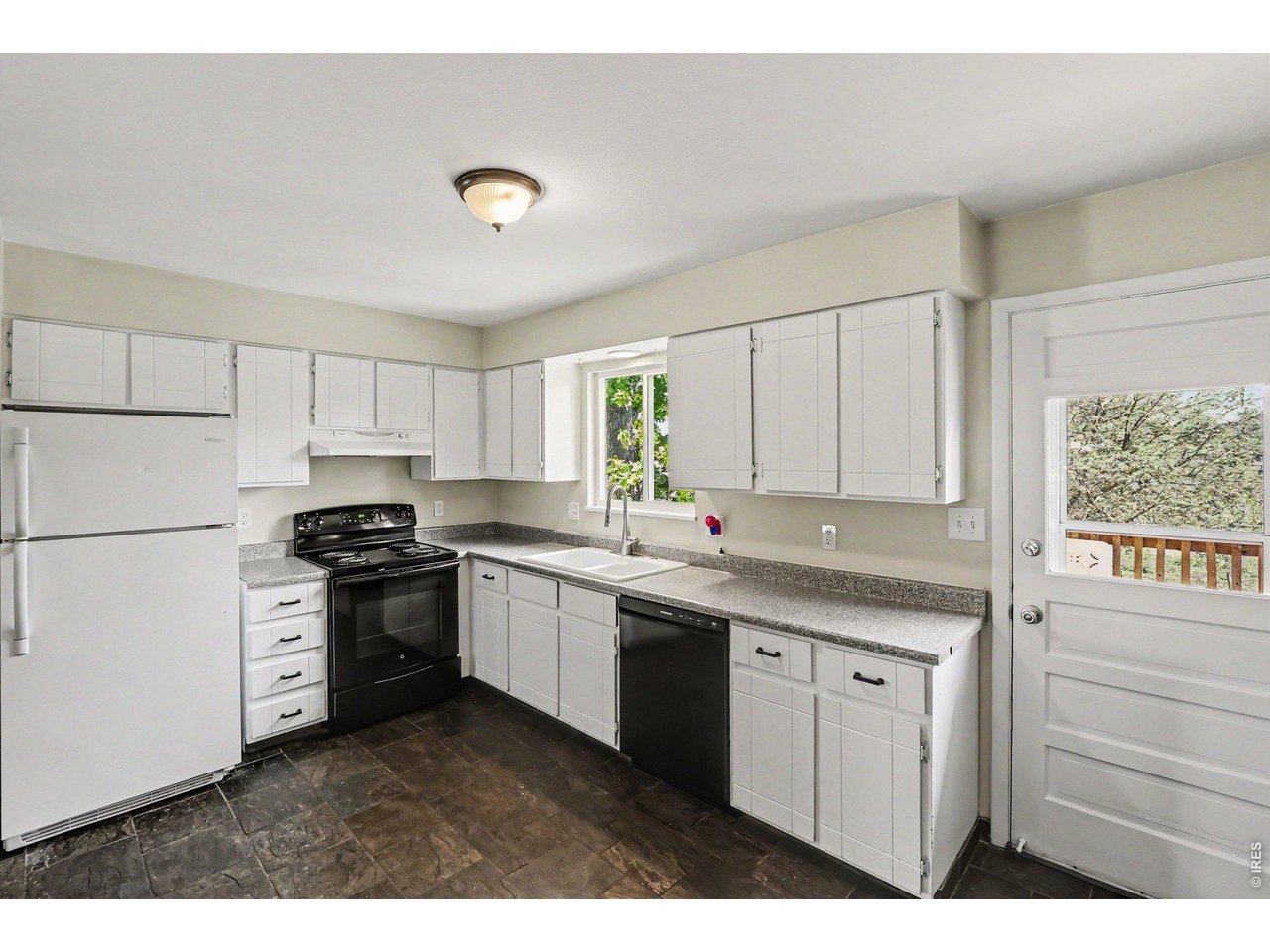 Property Photo 6 Kitchen