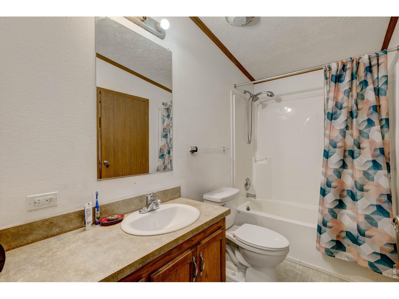 Property Photo 21 Main shared full bath with tub/shower combo.