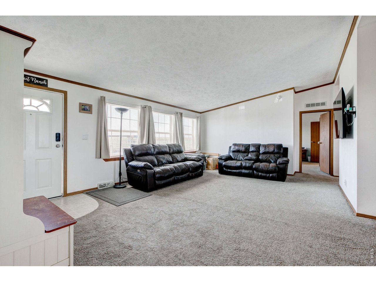 Property Photo 7 Bright, open floor plan with vaulted ceilings!