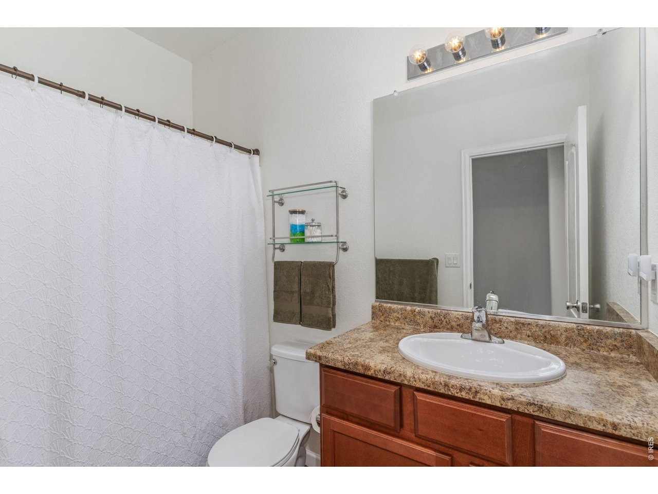 Property Photo 18 2nd full bathroom sits conveniently in between the 2nd and 3rd bedrooms.