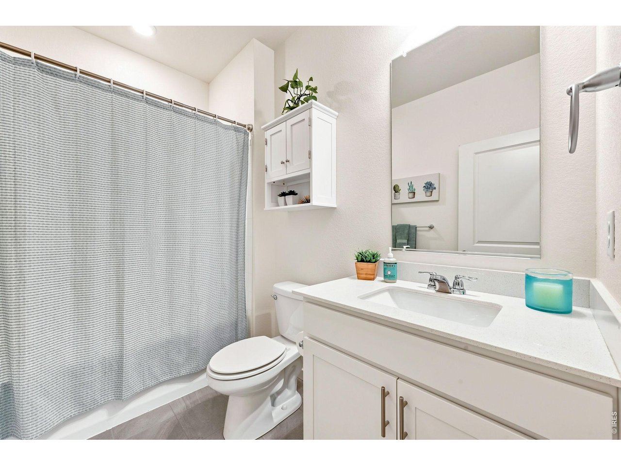 Property Photo 18 Full bathroom located at the front of the home in between bedrooms 2 & 3.