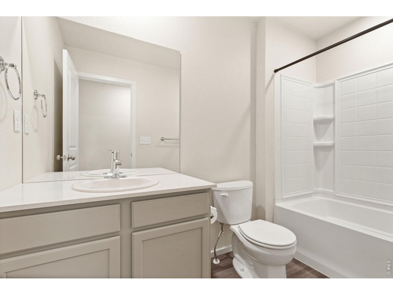 Property Photo 17 Guest bathroom