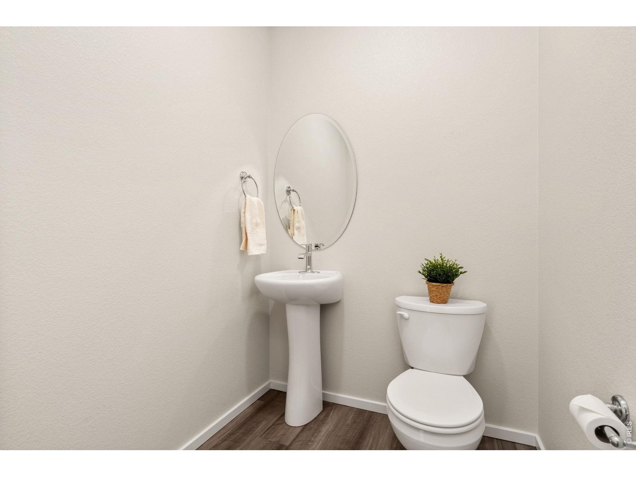 Property Photo 5 Half bathroom