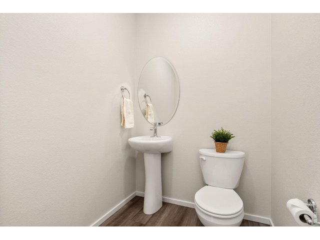 Property Photo 5 Half bathroom