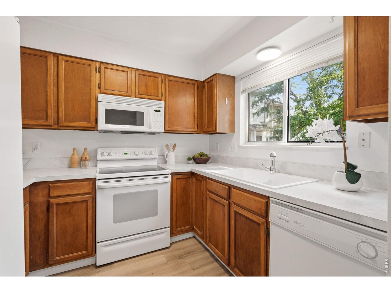Property Photo 11 Brand new stylish countertops