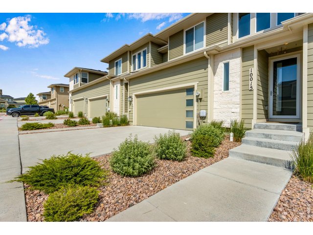 Property Photo 2 Easy to maintain Front and Backyard with Automatic Sprinkler System.