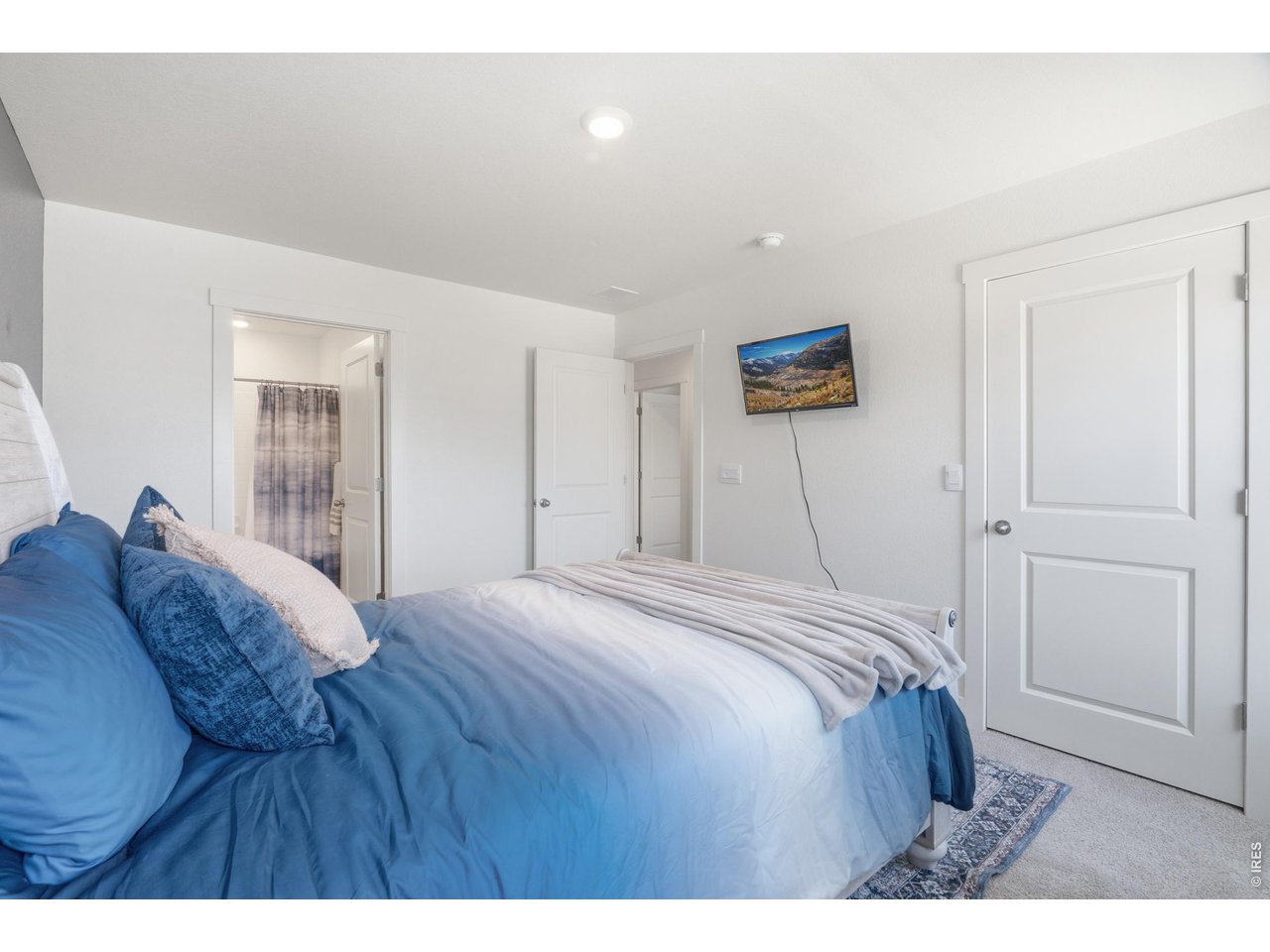 Property Photo 30 Large room with ensuite bathroom.