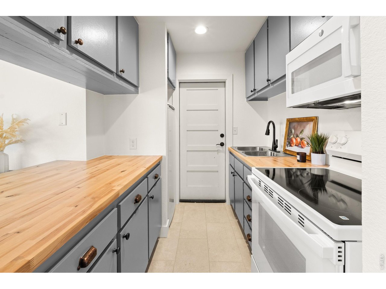 Property Photo 19 Basement Level Kitchenette