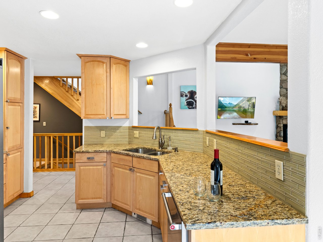 Property Photo 18 Granite countertops and open kitchen layout